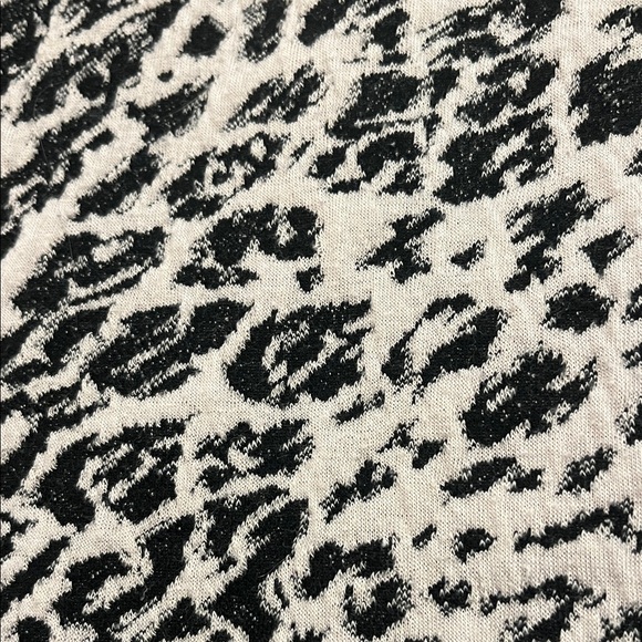 Chico's Animal Print Crew Neck Top Blouse- sz 1/M - Picture 8 of 9